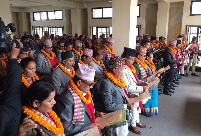 प्रदेश नं ३ की प्रमुख अनुराधा कोइराला प्रदेश सभाका ज्येष्ठ सदस्य डोरमणी पौडेललाई हेटौँडामा आयोजित कार्यक्रममा माघ ७ गते सपथ ग्रहण गराउँदै । फोटोः प्रताप विष्ट