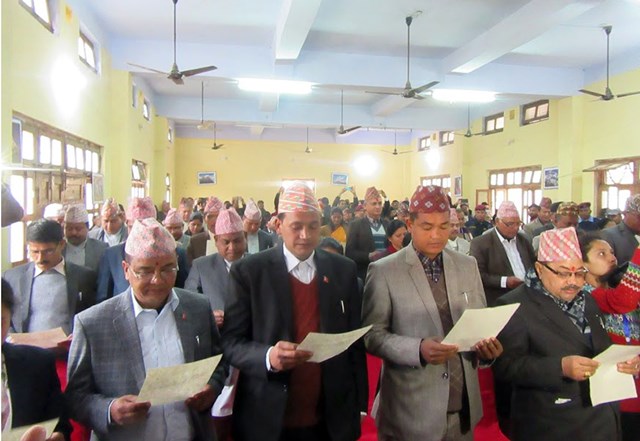 प्रदेश नं ७ का नौ जिल्लाका प्रदेश सांसदलाई आइतबार कैलाली जिल्ला समन्वय समिति धनगढीको हलमा पद तथा गोपनियताको शपथ खुवाउँदै ज्येष्ठ प्रदेश सदस्य दिव्यश्वरी शाह । फोटोः रासस