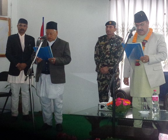 प्रदेश नं ४ का प्रमुख बाबुराम कुँवर पोखरामा ज्येष्ठ प्रदेशसभा सदस्य जनकलाल श्रेष्ठलाई पद तथा गोपनीयताको सपथ ग्रहण गराउँदै । फोटोः रासस