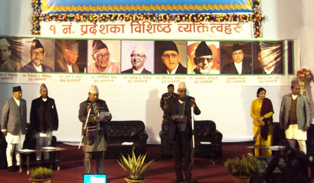 प्रदेश नं १ का प्रमुख डा. गोविन्दबहादुर तुम्बाहाङले प्रदेशसभाका ज्येष्ठ सदस्य ७४ वर्षीय ओमप्रकाश सरावगीलाई आइतबार विराटनगरस्थित वीरेन्द्रसभागृहमा शपथ खुवाउँदै । फोटोः रासस 