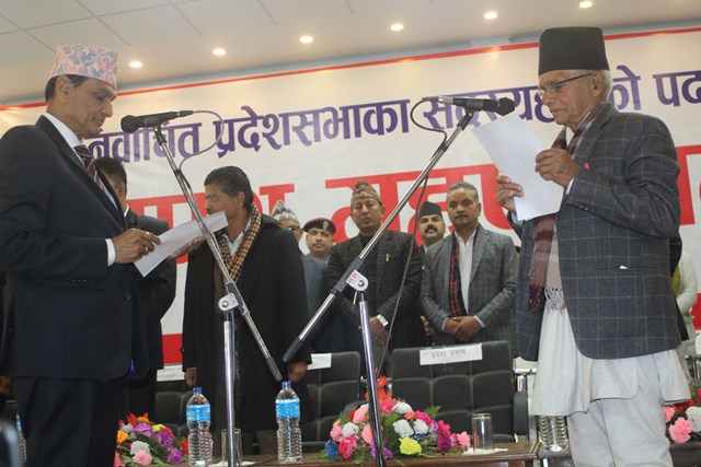 प्रदेश नं ४ का प्रमुख बाबुराम कुँवर पोखरामा ज्येष्ठ प्रदेशसभा सदस्य जनकलाल श्रेष्ठलाई पद तथा गोपनीयताको सपथ ग्रहण गराउँदै । फोटोः रासस