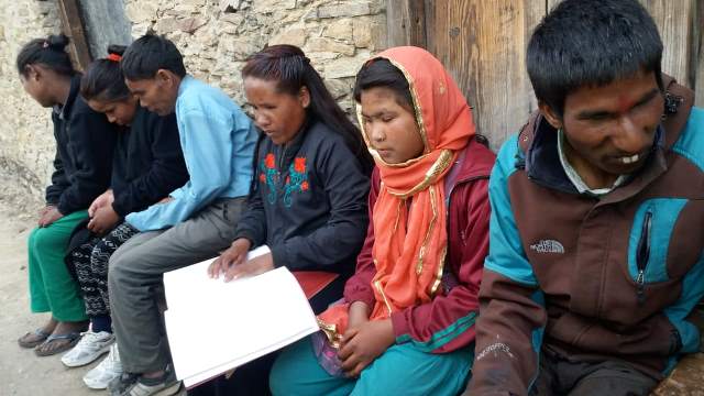 जुम्ला जिल्लाको सिंजा गाउँपालिका नराकोटस्थित भैरव माध्यमिक विद्यालयमा अध्ययनरत दृष्टिविहिनहरू ।