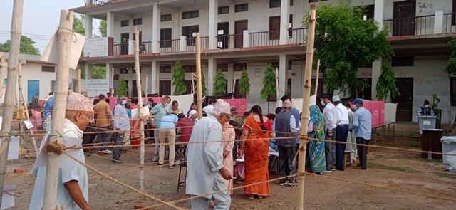 स्थानीय तह निर्वाचन वैशाख ३० गते नेपालगञ्ज उप–महानगरपालिका–१ धम्बोझी मावि मतदान स्थलमा मतदान गर्दै मतदाताहरू । फोटो: विनोद पाण्डे