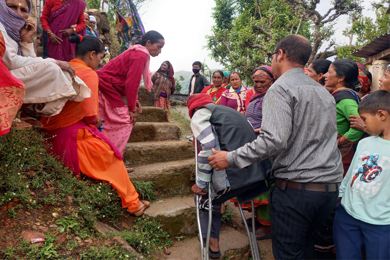 बैतडीको दशरथचन्द नगरपालिका-७ को केदारशिला माद्यामिक विद्यालयमा रहेको मतदान केन्द्रमा मत हाल्न जाँदै अपाङ्गता भएका मतदाता । मतदान केन्द्रहरू अपाङ्गमैत्री नहुँदा समस्या भएको छ । फोटोः नरीदत्त बडु/बैतडी 