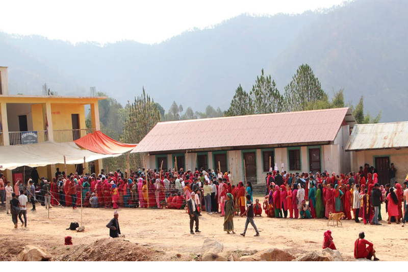 सल्यानको सारदा नगरपालिका -१४ साविक वडा कार्यालय मतदान केन्द्र क र ख केन्द्रमा मतदान गर्दै मतदाताहरू । फोटो: मीना बुढाथोकी