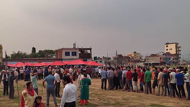 सुर्खेत जिल्ला स्थित हरिडिलभूमी मा वि मतदान केन्द्रमा मतदानको लागि लामबद्ध मतदाता, यहाँ जम्मा तातापानी, विरेन्द्रनगर नगरपालिका ५ हजार ७९ जना मतदाता रहेका छन्। फोटो: परिस्कृत पौडेल