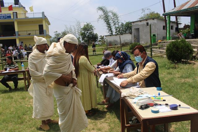 धनकुटा नगरपालिका–३ स्थित भाषामा माविमा तोकिएको केन्द्रबाट मतदान गर्दै धनकुटा नगरपालिका–३ का सेउलेका विकास घिमिरे र विजय घिमिरे । उनीहरू वैशाख २८ गतेदेखि बाबु हर्क घिमिरेको मृत्यु पछि आशौचमा छन् । फोटो: ईश्वर थापा/धनकुटा