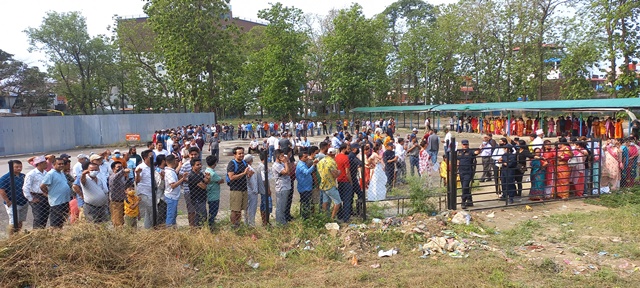 बुटवल उपमनपा–९ टर्मिनल भवन मतदान स्थलमा मतदान गर्न लाइनमा मतदाताहरू जसमा ४ हजार २ सय ५६ जना मतदाता रहेका छन् । फोटो: रीमा बिसी/रूपन्देही 