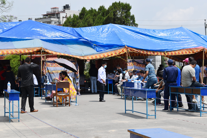 घाम र पानीबाट सुरक्षित रहनका लागि त्रिपाल लगाइएको परीक्षा नियन्त्रण कार्यालय बल्खुस्थित मतदान केन्द्र । फोटोः आर्या अधिकारी/काठमाडौँ 
