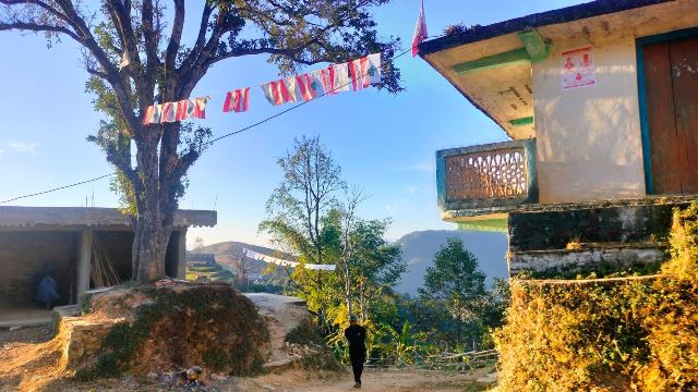 दशरथचन्द नपा–२ को जनचेतना आधारभूत विद्यालय मतदानकेन्द्र आसपास आचार संहिता विपरीत टाँगिएका तोरणहरू । फोटो: मोहन चन्द