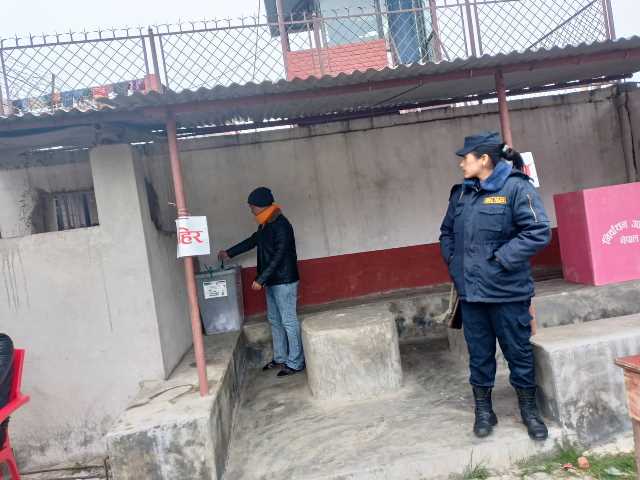 जिल्ला कारागार तनहुँका कैदी बन्दीहरू मतदान गर्दै ।