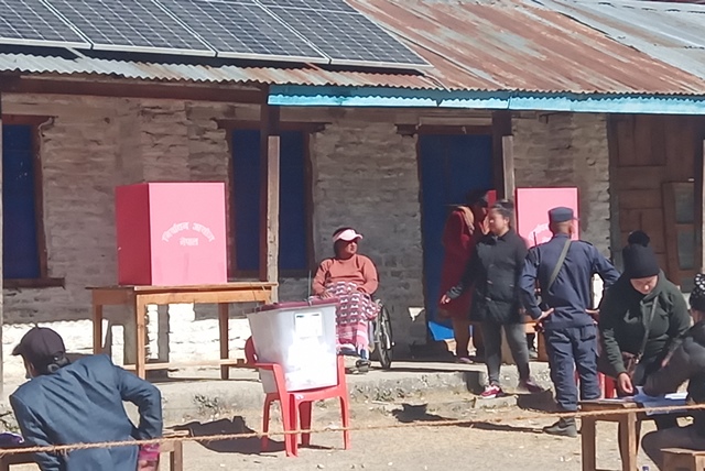 प्रतिनिधि र प्रदेश सभाको निर्वाचनमा मतदान गर्दै ह्वीलचियर अपांगता व्यक्ति विष्णुमाया श्रेष्ठ, चन्दननाथ नगरपालिका ४ भारतीवाडास्थित अशोक नमुना आधारभुत विद्यालयको मतदान केन्द्र अपांगमैत्री नहुदा मतदान गर्न सकस । फोटो: मानदत्त रावल / जुम्ला 