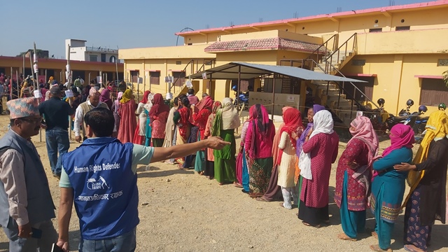 बैजनाथ गाउँपालिकाको प्रभात नमुना मावि मतदान केन्द्रमा ३हजार ८ सय ४ मतदाता मध्ये ९० प्रतिशात महिलाहररू मतदानमा सहभागी भएका छन् । अधिकांस पुरूष मतदाताहरू बैदेशिक रोजगारमा रहेका छन् । फोटोः इन्सेक नेपालगञ्ज