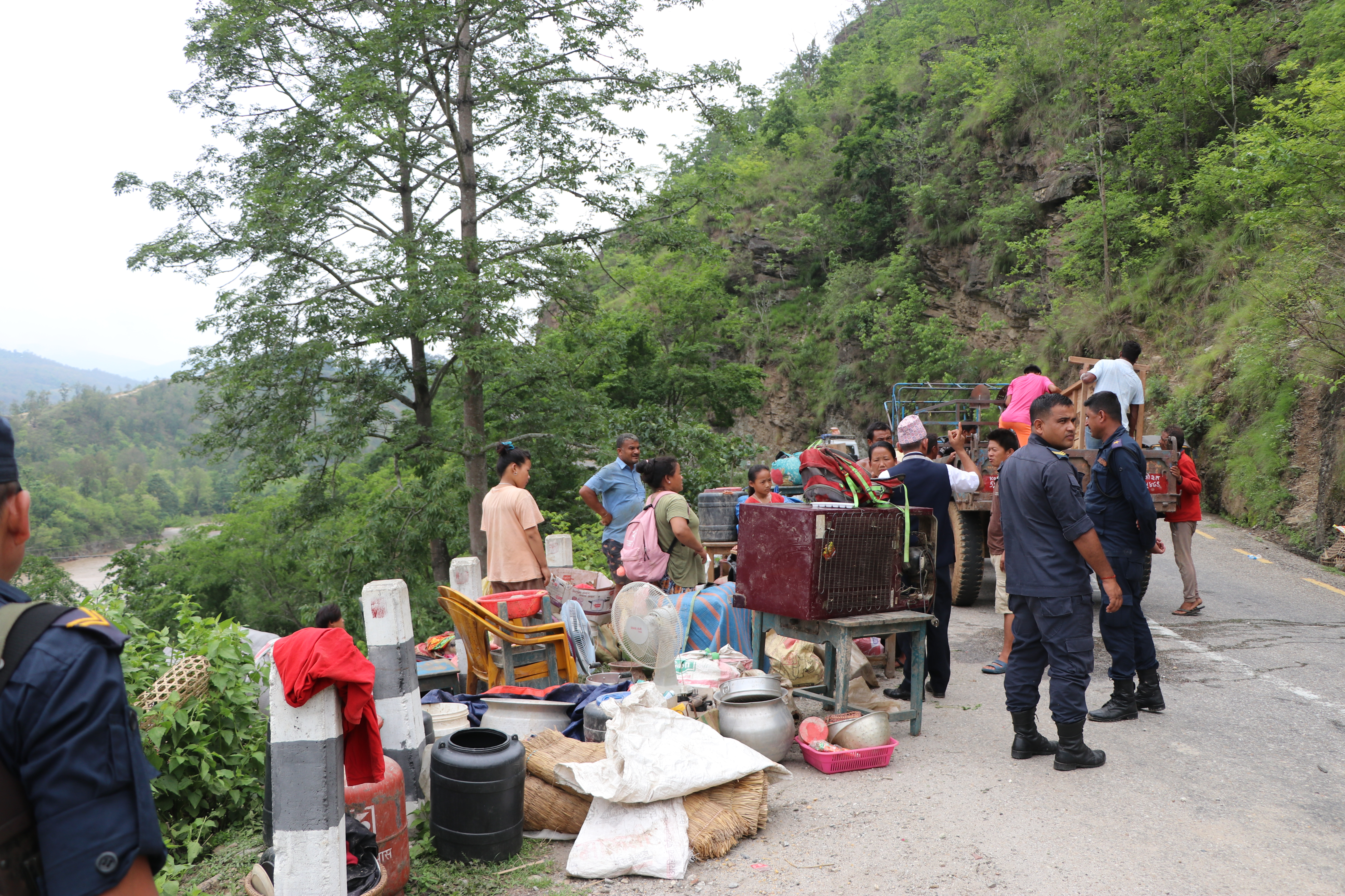 बाढीपहिरो प्रभावित सङ्खुवासभा,चैनपुर नगरपालिका-११ का स्थानीयलाई सुरक्षित स्थानतर्फ सार्ने क्रममा ।