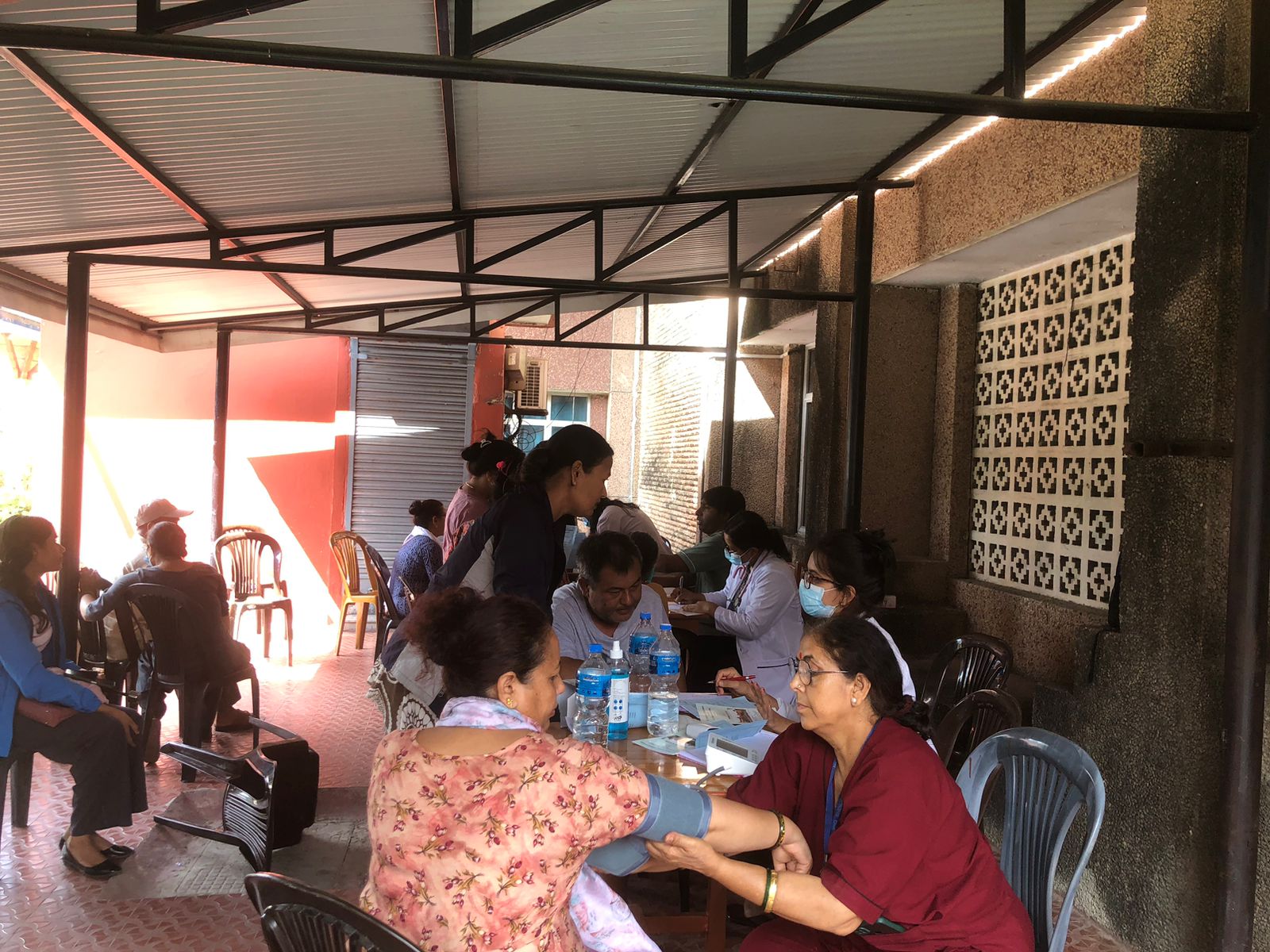 वीपी कोइराला स्वास्थ्य विज्ञान प्रतिष्ठान धरान,घोपामा डेङ्गीको चेकजाँच गरिँदै