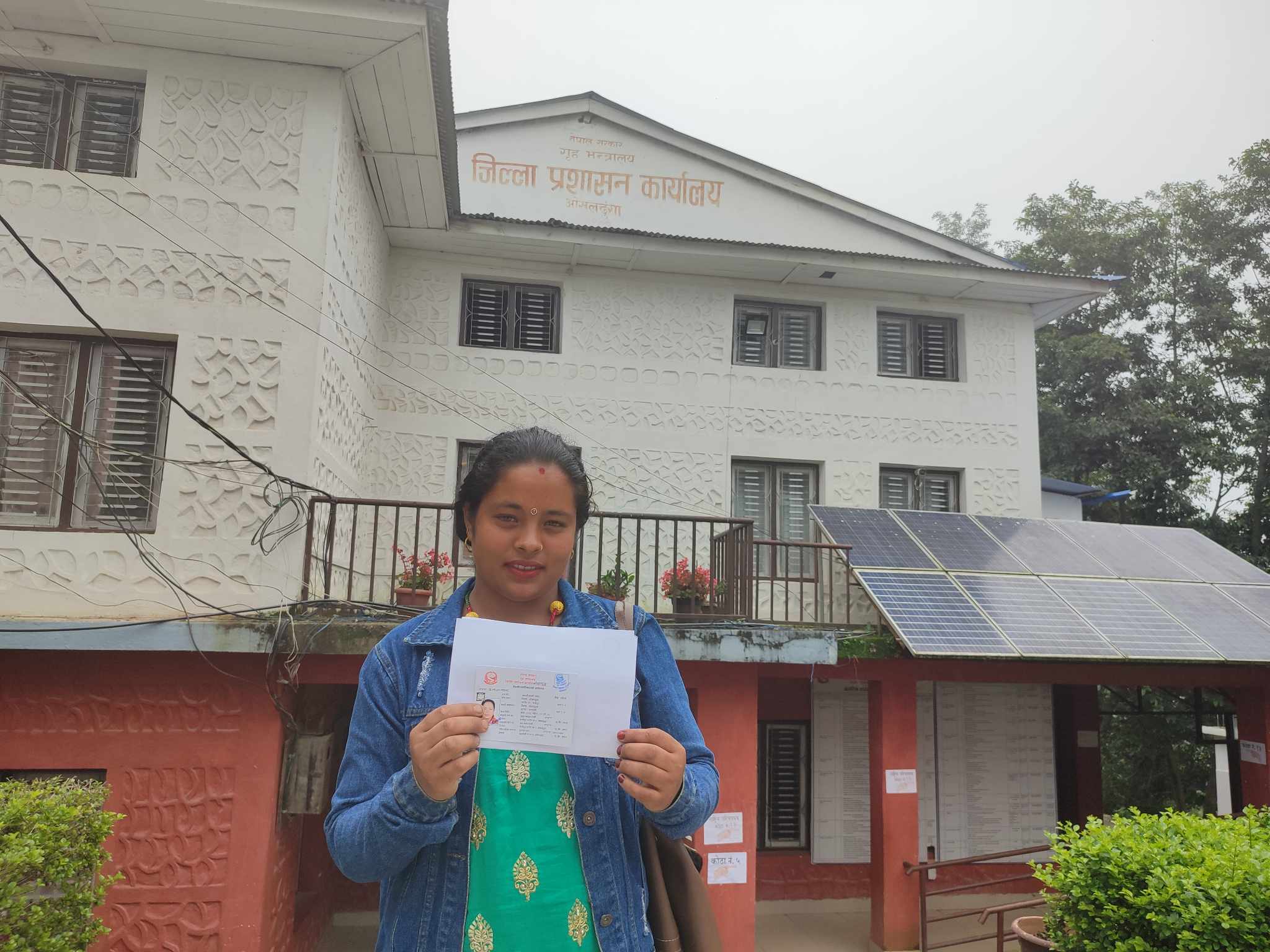 नेपाली नागरिकताको प्रमाणपत्र पाएपछि जिल्ला प्रशासन कार्यालय परिसरमा हर्षित मुद्रामा आराती ।