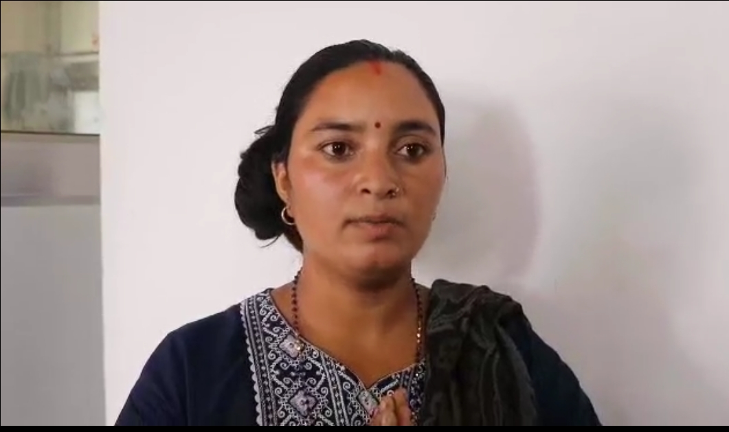 इन्सेक प्रतिनिधिसँग कुरा गर्दै मृत्तक विनोद तोलाङ्गीकी दिदी भिमा रम्तेल ।
