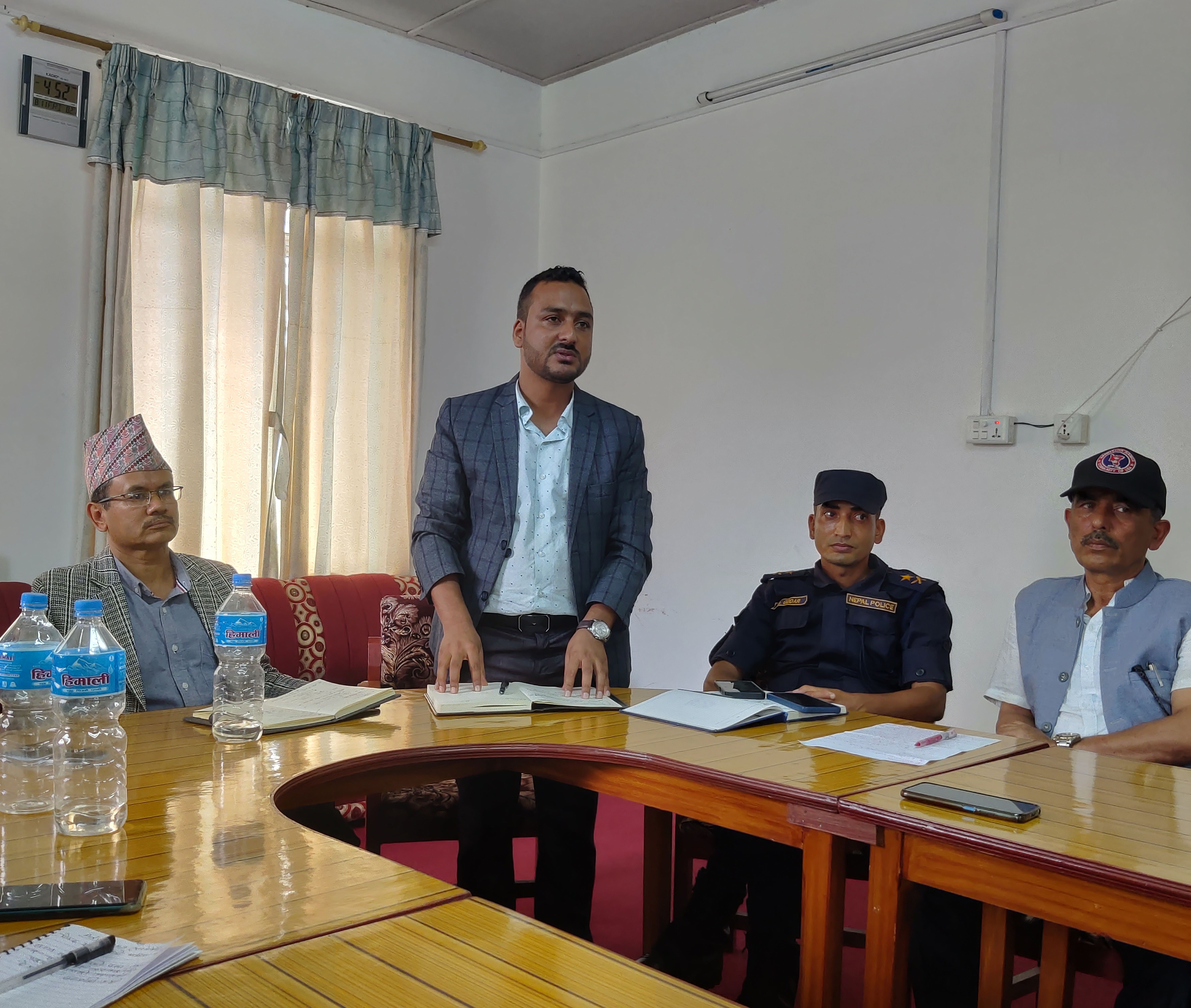 कैदीको शङ्कास्पद मृत्यु घटनाका विषयमा सर्वपक्षीय बैठकमा बोल्दै गृह मन्त्रालयद्वारा छानविन समितिका संयोजक कमलप्रसाद पाण्डे ।