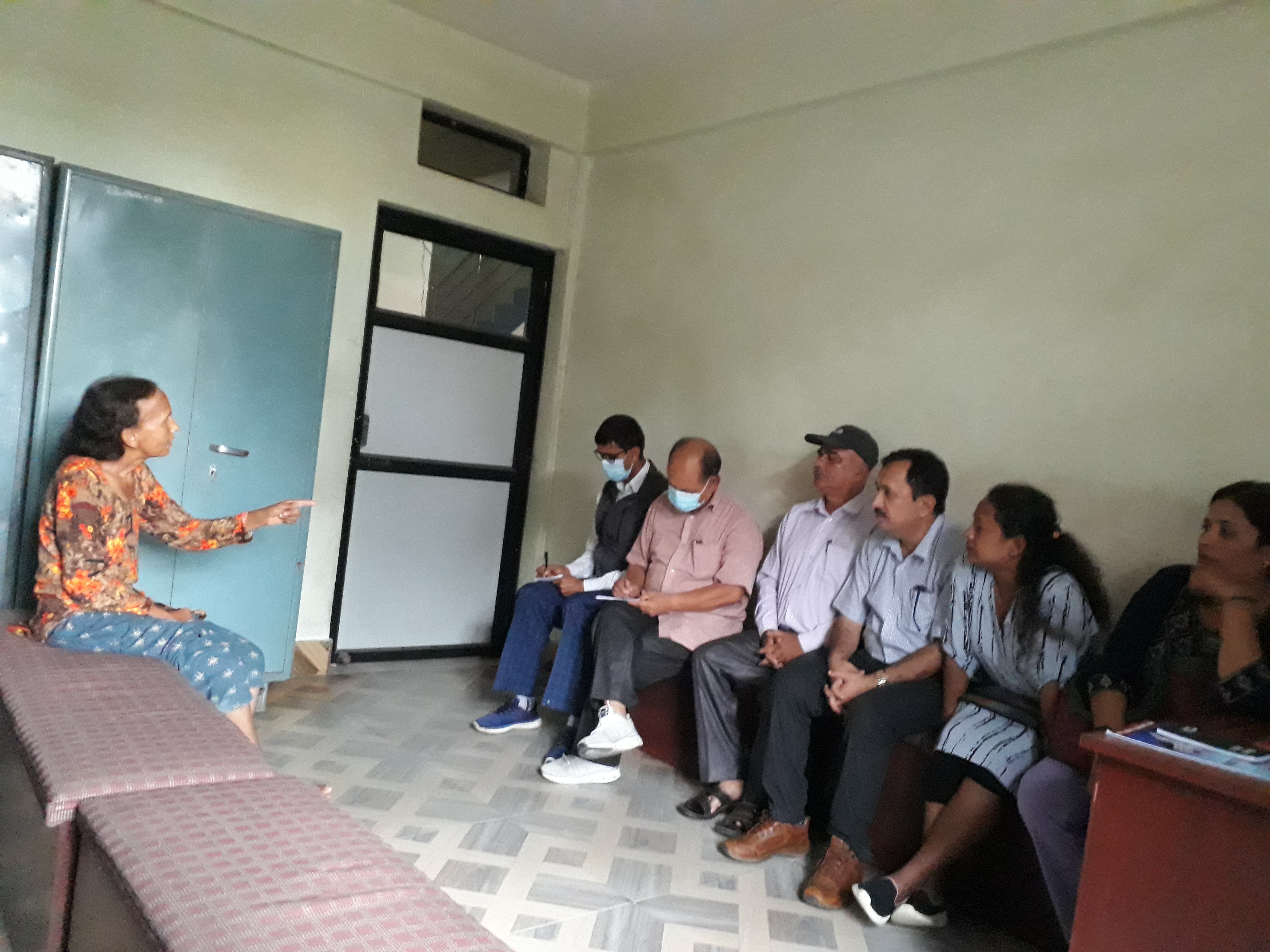 जिल्ला प्रहरी कार्यालय, मोरङ्गको हिरासतमा रहनु भएकी सुशासन अभियन्ता इन्दिरा चापाँगाइलाई भेटी उहाँको मागका विषयमा जानकारी लिँदै इन्सेक कोशी प्रदेश प्रमुखसहित अधिकारकर्मी 