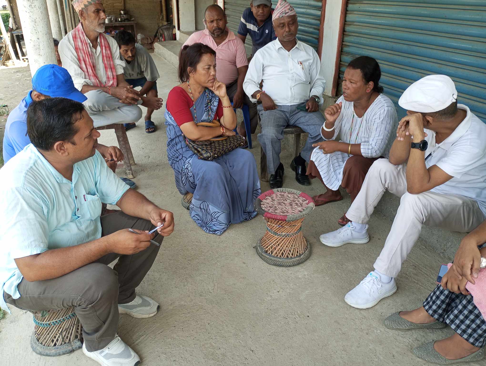 घटनाको स्थलगत अनुगमन गर्दै इ्न्सेक प्रतिनिधिसहितको टोली ।