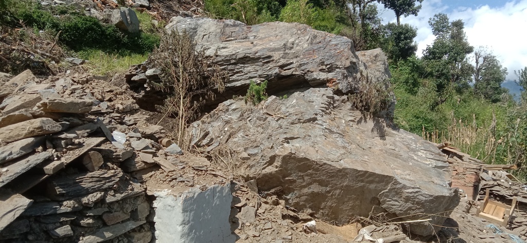 यही ठाउँमा थियो घर जहाँ अहिले ढुङ्गा रहेको छ