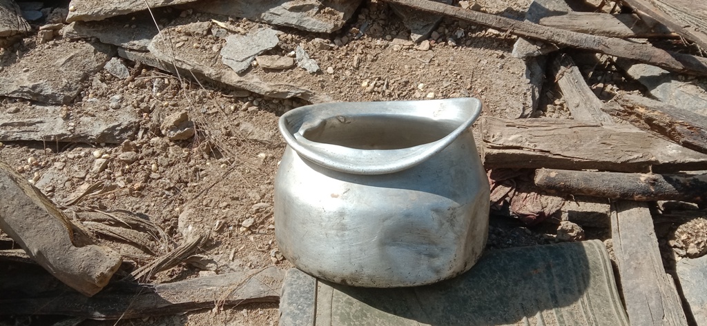 पहिरोमा परेर जोगिएको एउटा भाँडो