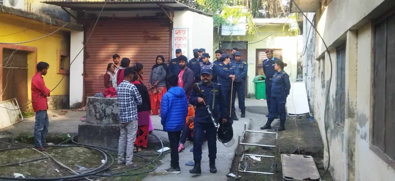 कोशी अस्पतालको शवगृह नजिक चण्डेश्वर सहनीका परिवारजन र तैनाथ प्रहरी