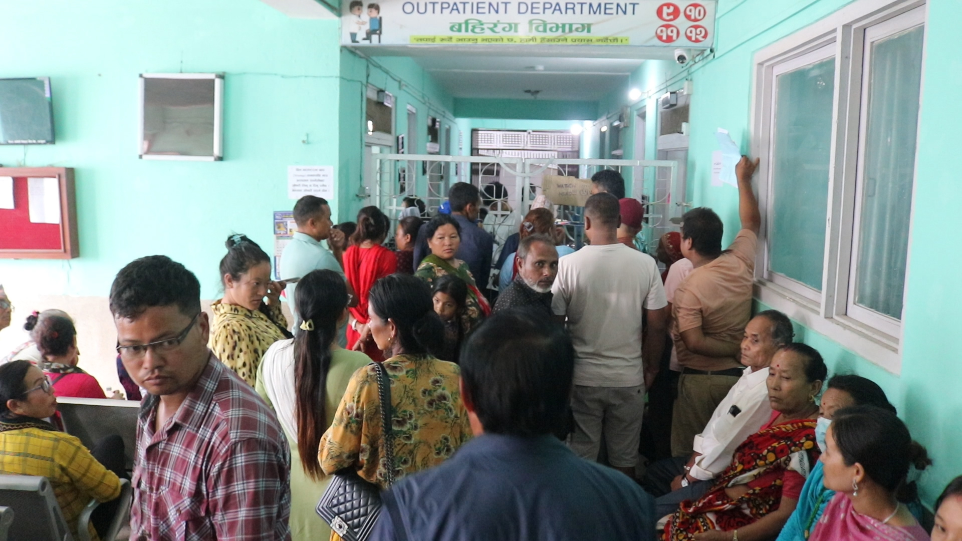 जिल्ला अस्पालमा बीमाको सेवाका लागि बीमीत ।