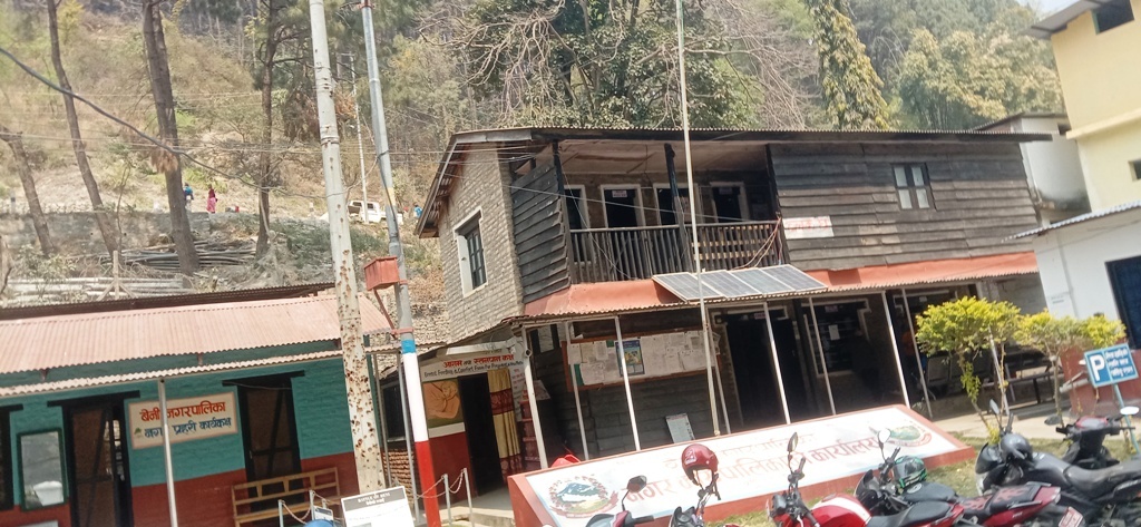नगरपालिकामा रहेको गोली लागेको बिजुलीको पोल 1 080-12-7 myagdi