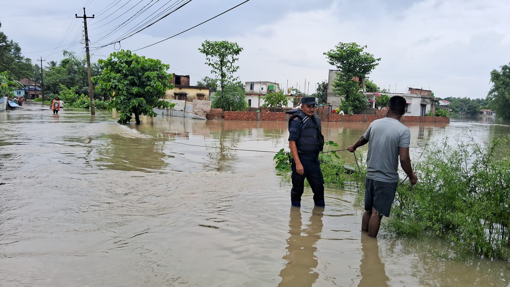 विराटनगर महानगरपालिका क्षेत्रमा ढुवानमा परेकाहरुलाई उद्दारको तयारी गर्दै नेपाल प्रहरी