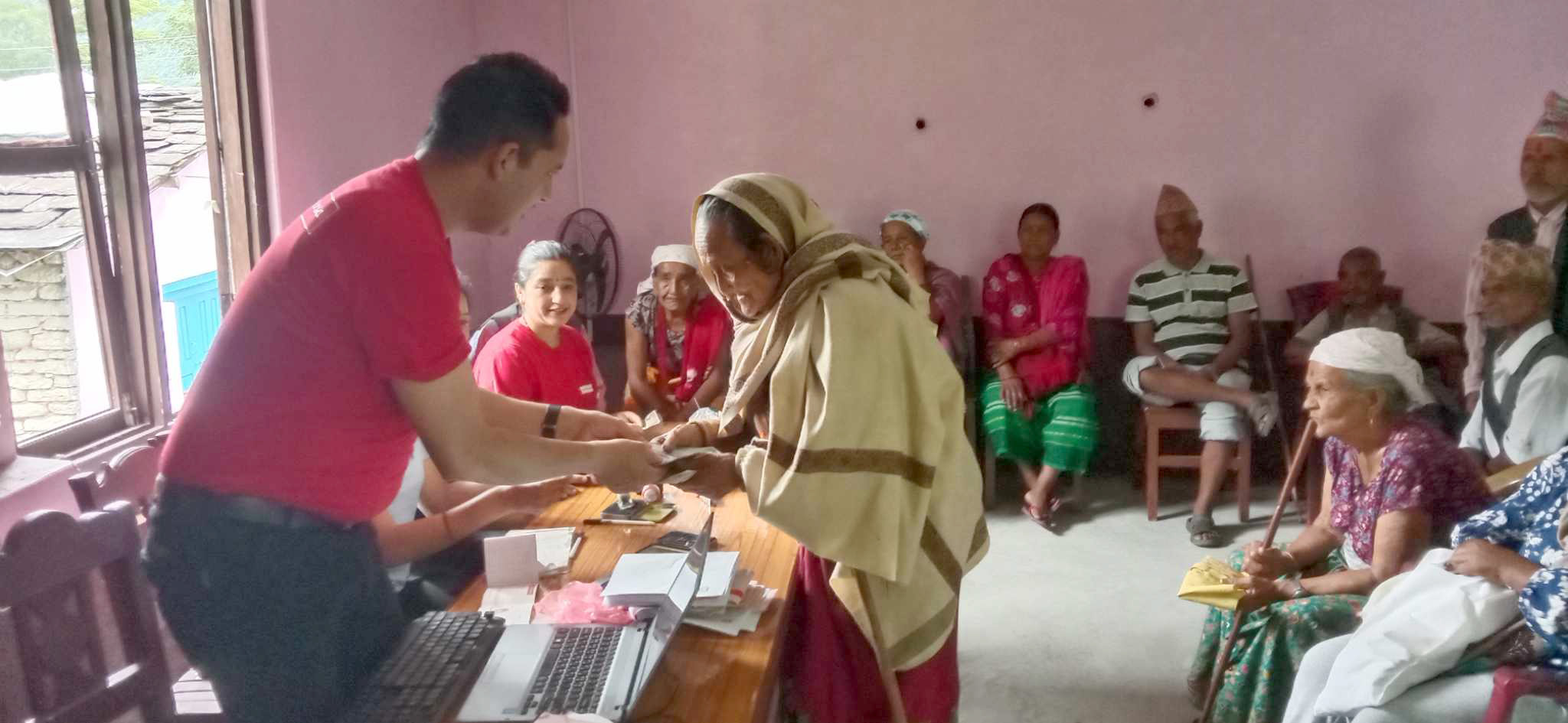सामाजिक सुरक्षा भत्ता गाउँमै पाउँदा फुरुङ्ग जेष्ठनागरिक (1)