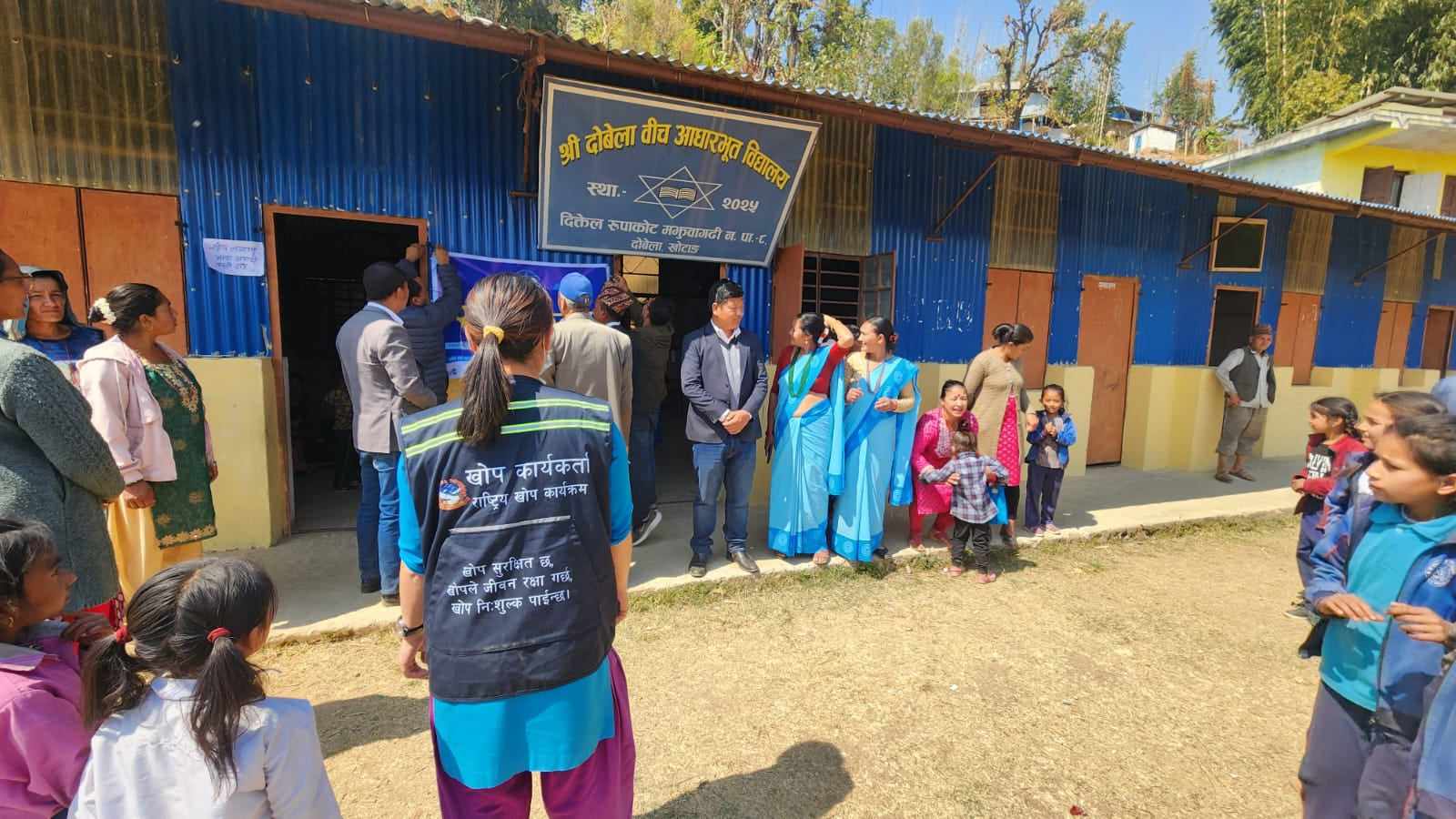 खोप अभियान सञ्चालनका क्रममा खोटाङ्गमा खोप कार्यकर्ता ।