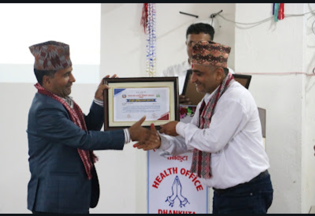 धनकुटालाई पूर्ण खोप सुनिश्चित जिल्ला भएको प्रमाणपत्र जिल्ला स्वास्थ्य कार्यालयलाई प्रदान गर्दै प्रमुख जिल्ला अधिकारी पुण्यविक्रम पौडेल ।