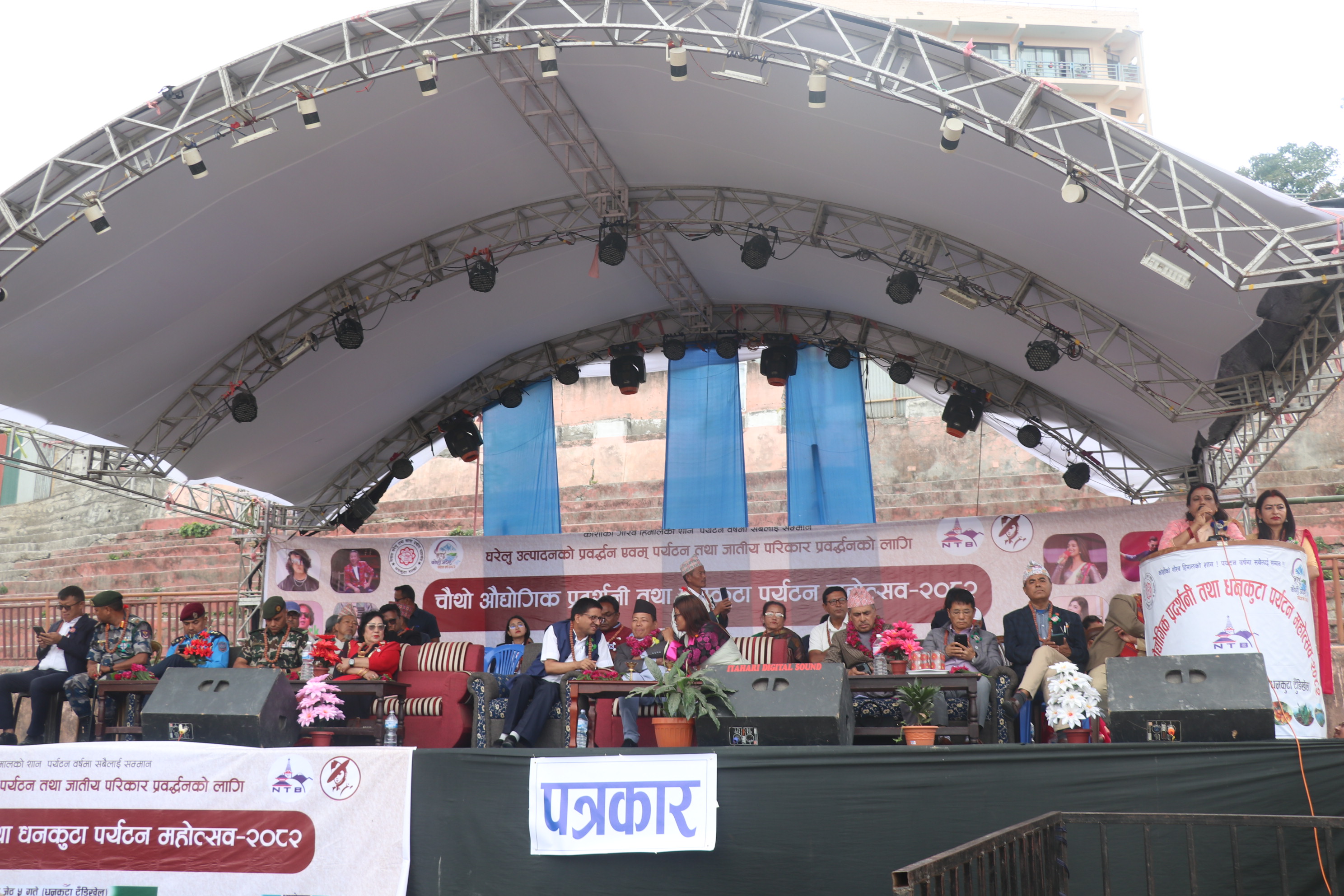 विद्यालय नजिकै आयोजना गरिएको मेलाको मञ्च ।